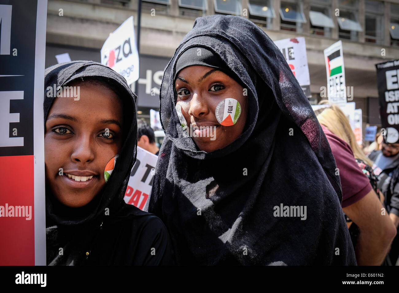 Portland Place, London, 9. August 2014.  Zwei junge muslimische Mädchen beteiligen sich an einem Protest gegen die Gewalt in Gaza Fotograf;  Gordon Scammell/Alamy Live-Nachrichten Stockfoto