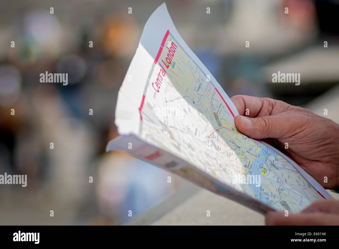 Hand eines Touristen, die im Besitz einer Karte von London Stockfoto