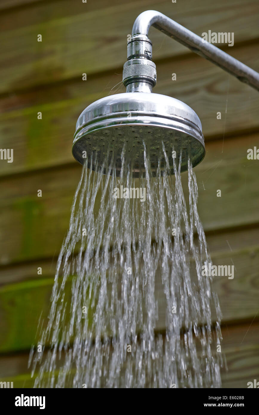 Outdoor-Metall Duschkopf mit fließendem Wasser Stockfotografie - Alamy