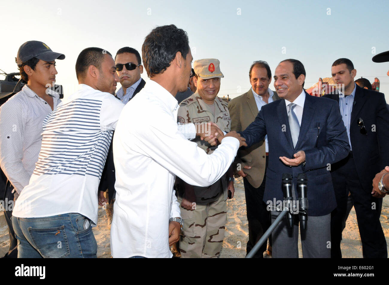 Ägyptische Präsident Abdel-Fattah as-Sisi trifft sich mit Arbeitnehmern & Mitglieder der bewaffneten Kräfte von der neuen Parallelprojekt Suez-Kanal. Stockfoto
