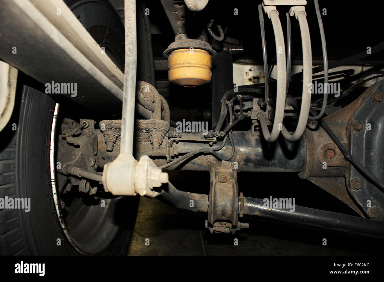 Van-Hinterachse und Rad unter das Fahrzeug. Stockfoto