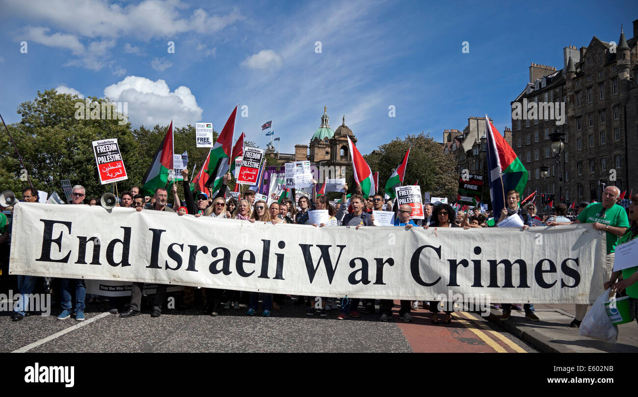 Edinburgh, Schottland. 9. August 2014. Schottische Verfechter der Rechte der Palästinenser nahmen an einer Kundgebung am Hügel und März entlang der Princes Street in Edinburgh als Teil a ein Tag des Protestes durch den Boykott, Desinvestition und Sanktionen (BDS) Bewegung um die Situation im Gazastreifen und in Palästina zu markieren. Sie hatten auch einen sitzen unten in der Princes Street für zwei Minuten Stille an die Toten erinnern. Stockfoto