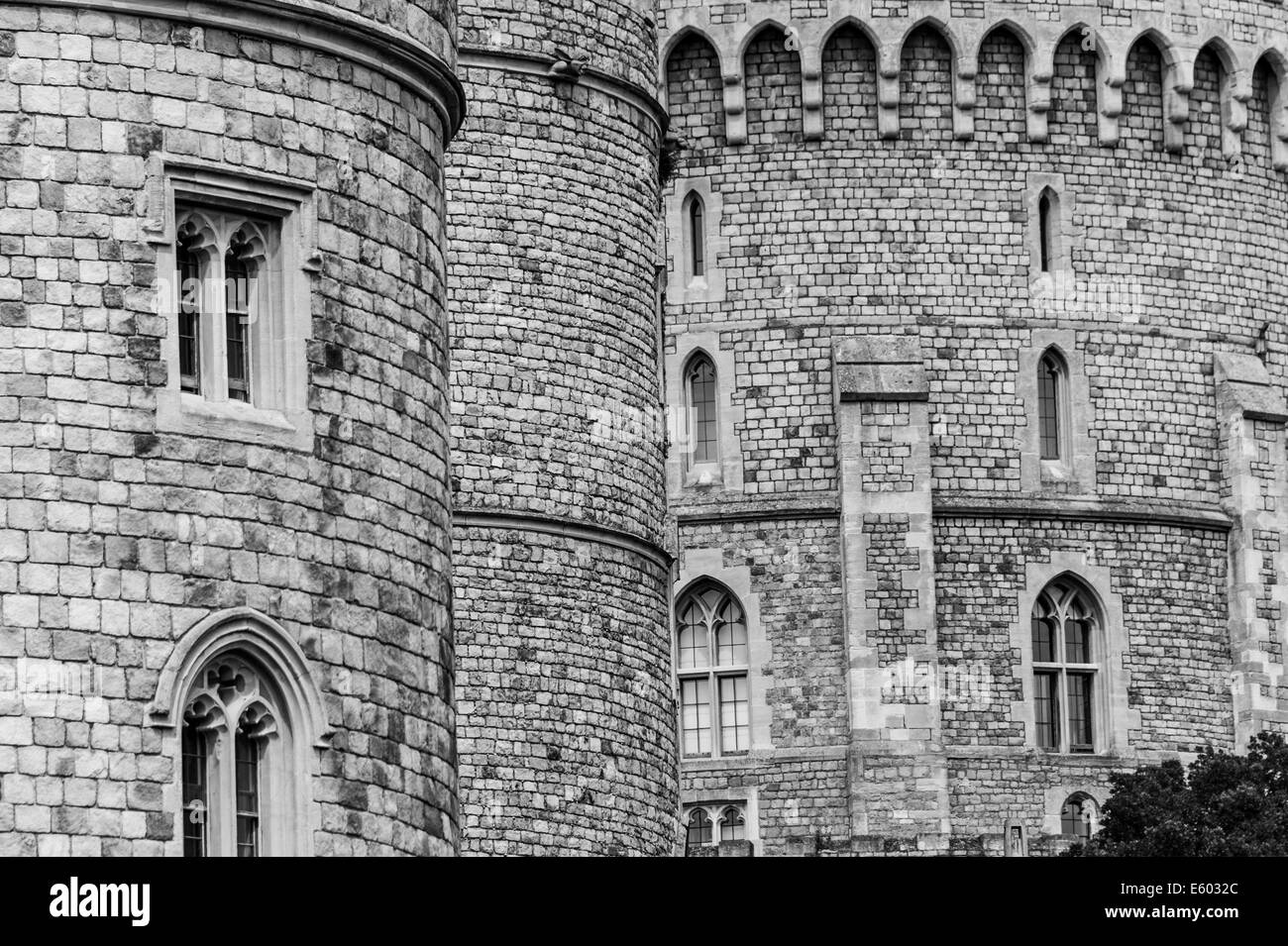 Ein monochromes Bild des Mauerwerks von verschiedenen Türmen an Windsor Castle, England. Stockfoto