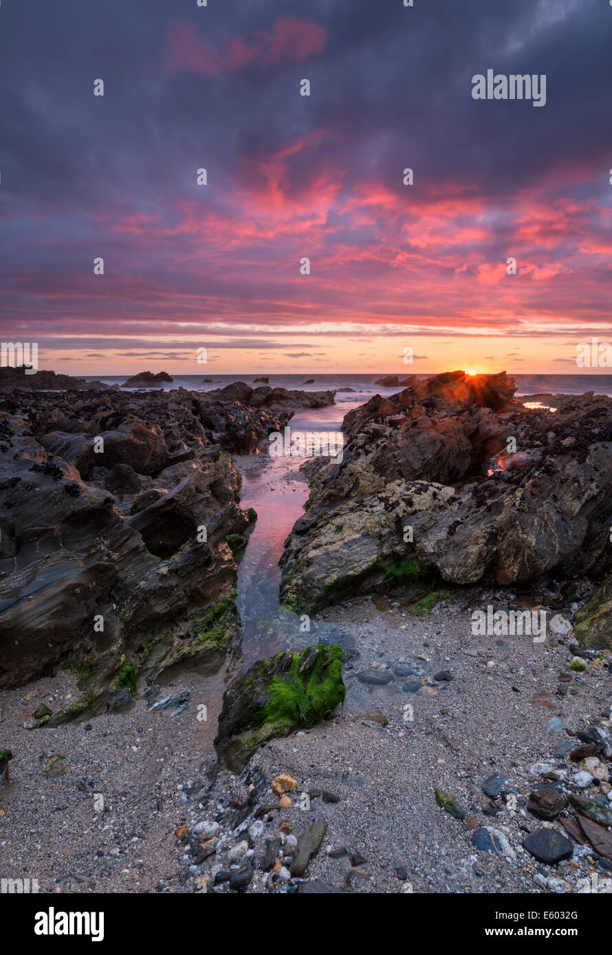 Feurigen Sonnenuntergang am kleinen Fistral Strand von Newquay in Cornwall Stockfoto