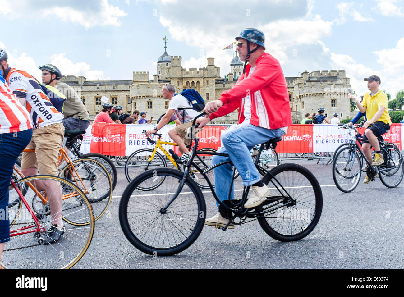 Fahrer in der aufsichtsrechtlichen RideLondon Freecycle-Ereignis übergeben den Tower of London Stockfoto