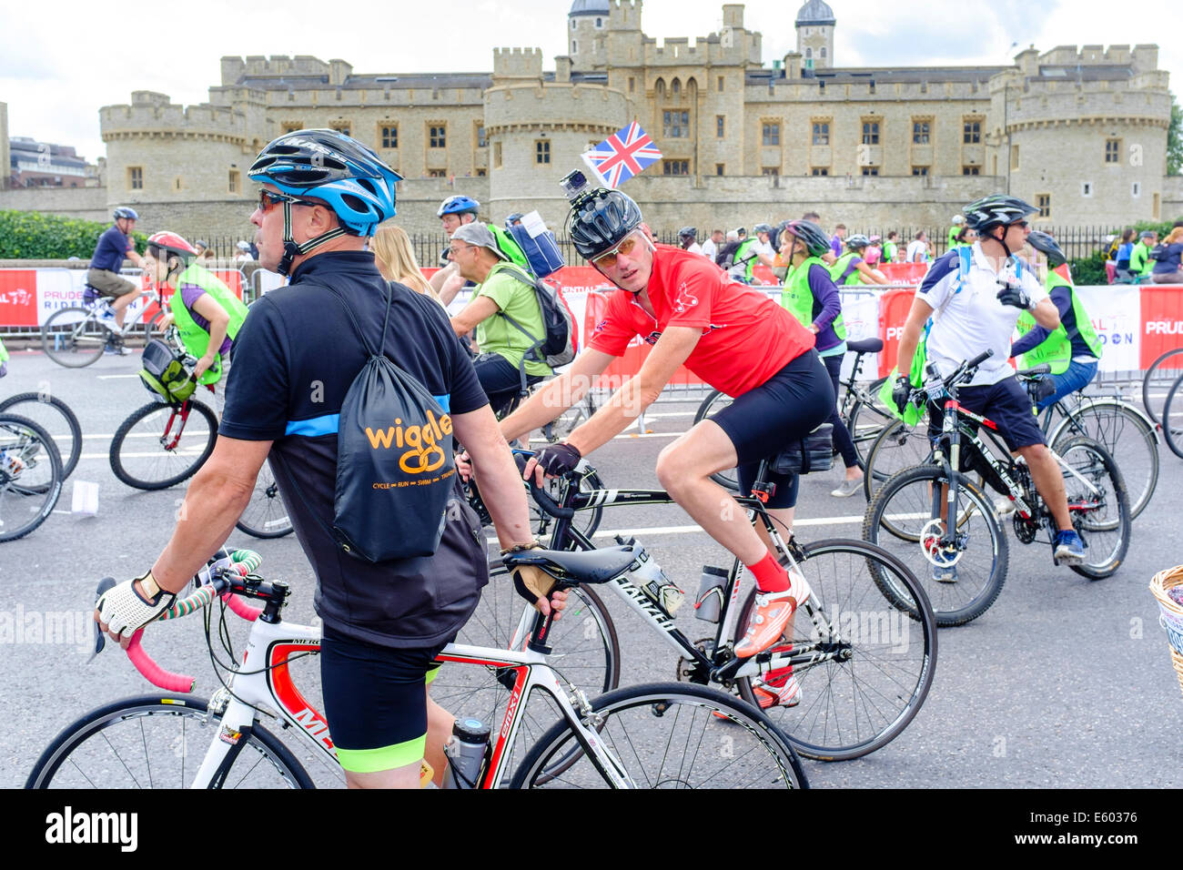 Fahrer in der aufsichtsrechtlichen RideLondon Freecycle-Ereignis übergeben den Tower of London Stockfoto