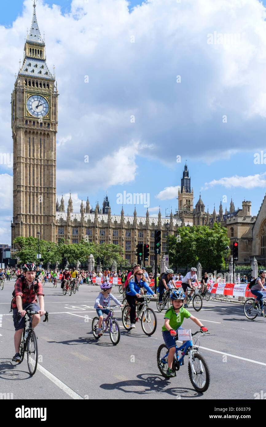 Teilnehmer an der aufsichtsrechtlichen RideLondon Freecycle-Veranstaltung im Zentrum von London. Stockfoto