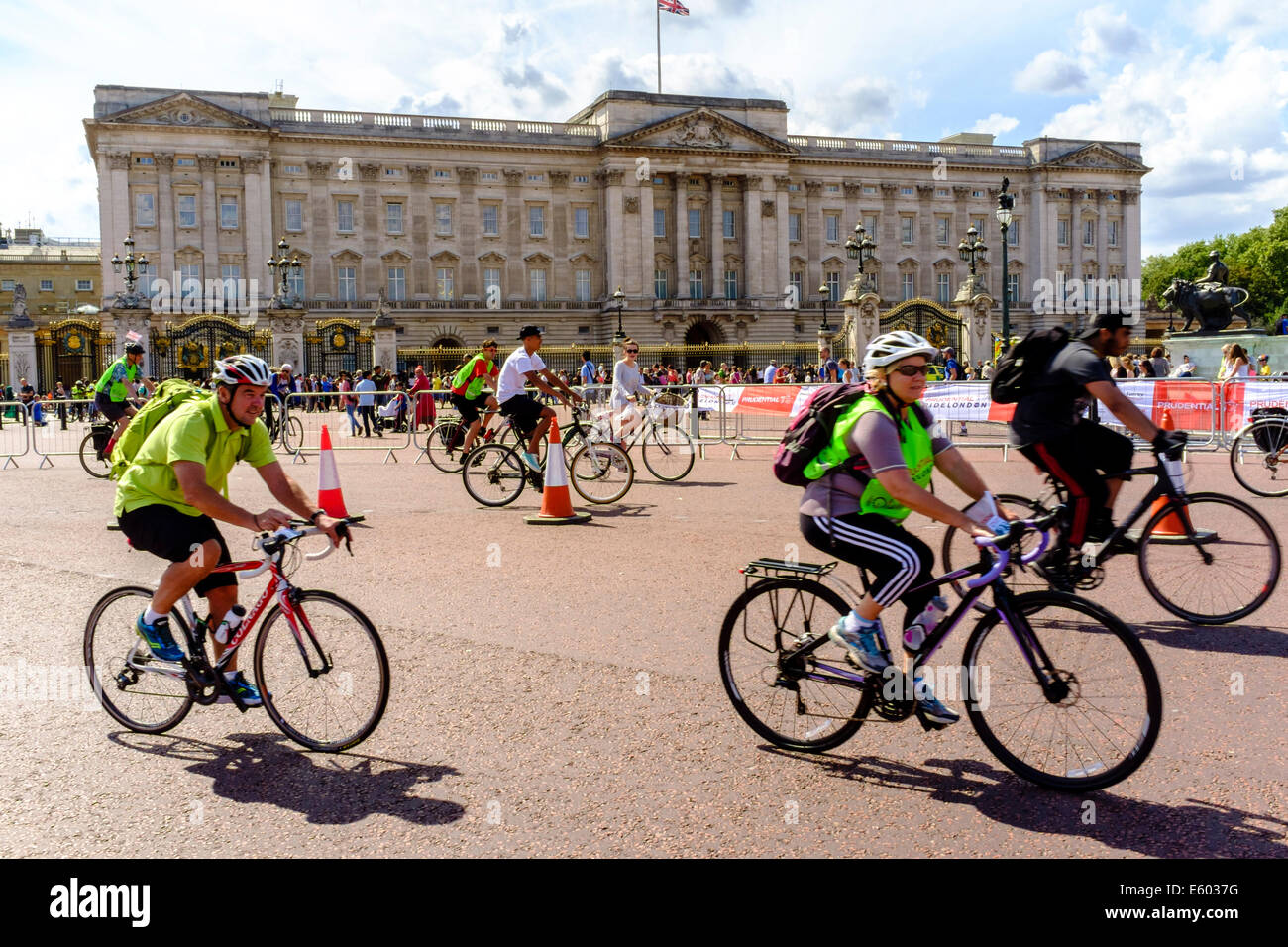 Teilnehmer an der aufsichtsrechtlichen RideLondon Freecycle-Veranstaltung im Zentrum von London radeln vorbei an Buckingham Palace Stockfoto
