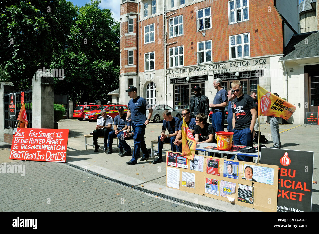 Markante Feuerwehrmann auf Streikposten außerhalb der Feuerwache in Euston Road, Central London, England Großbritannien UK Samstag 9. August Stockfoto