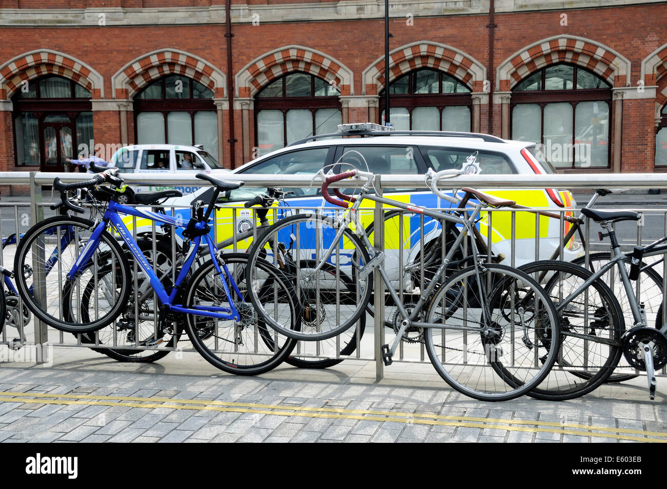 Fahrräder mit Geländer außerhalb Bahnhof Kings Cross, London England Großbritannien UK verbunden Stockfoto