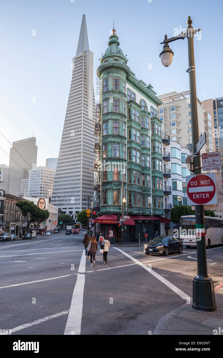 San Francisco Sehenswürdigkeiten, dem Columbus Tower und Transamerica Pyramid. Stockfoto