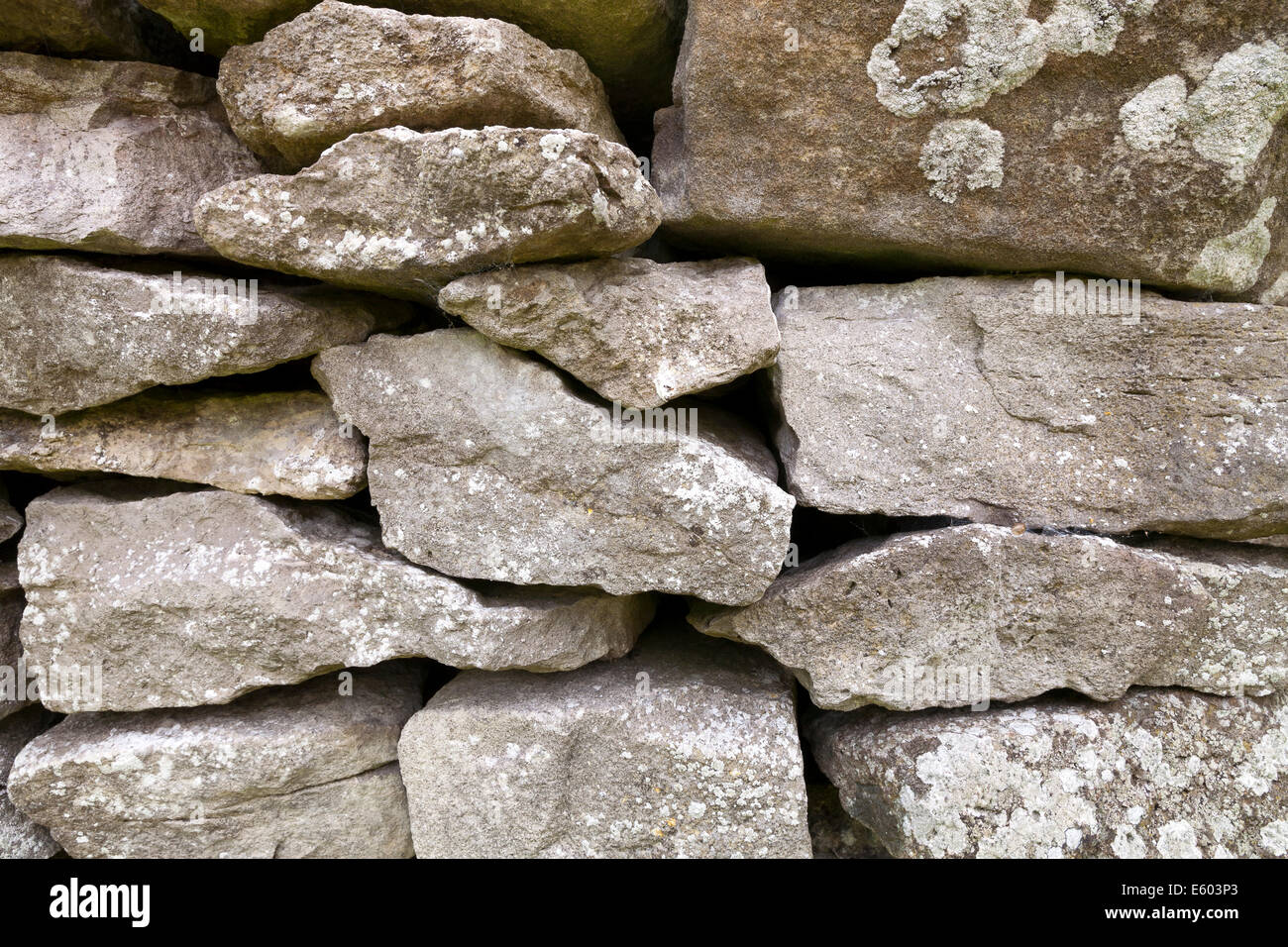 Nahaufnahme der Trockenmauer, hergestellt aus Kalkstein, Cumbria, England Stockfoto