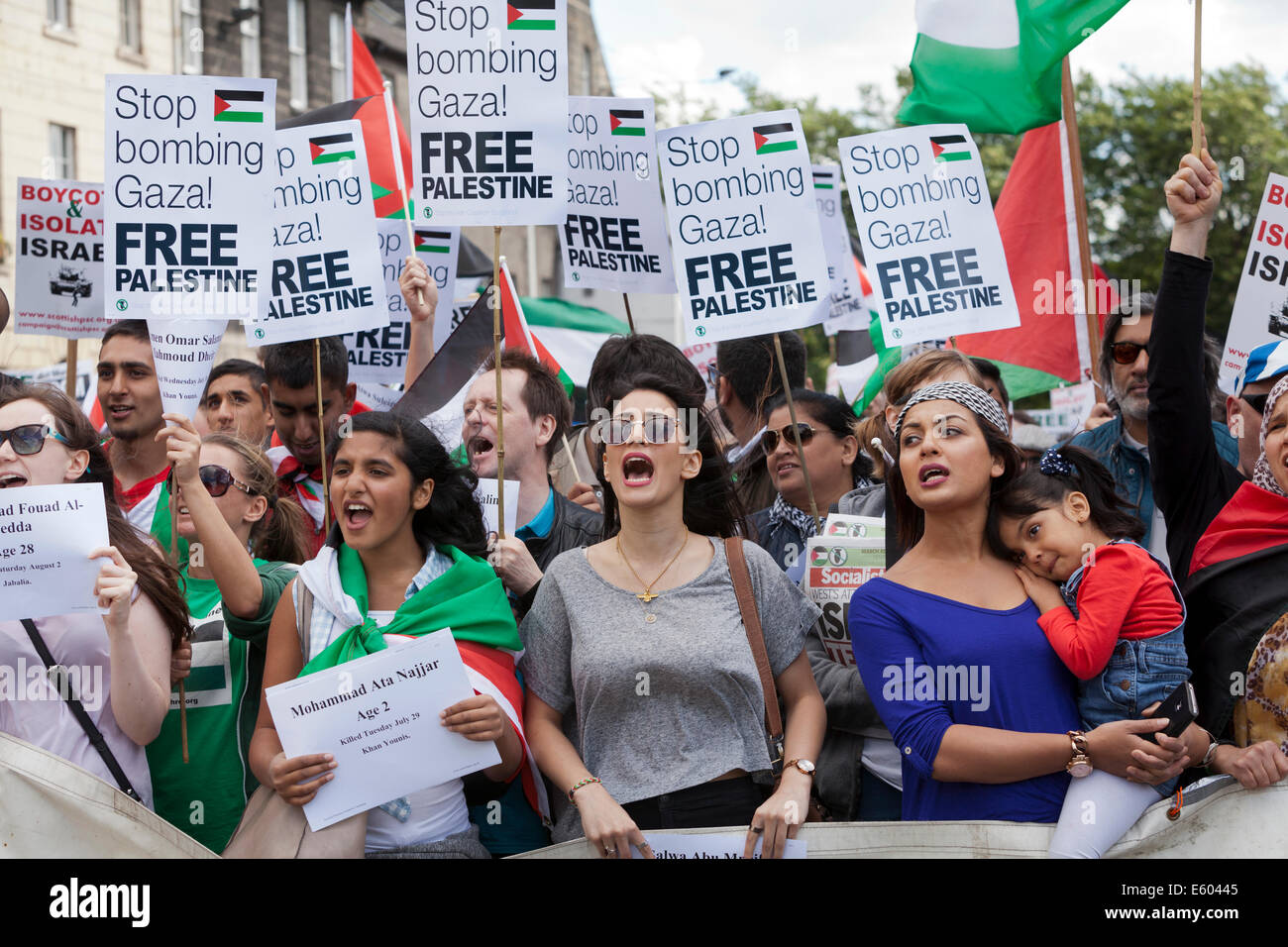 Pro-palästinensische Demonstranten marschieren durch die Altstadt von Edinburgh, Schottland, UK. 9. August 2014 Stockfoto
