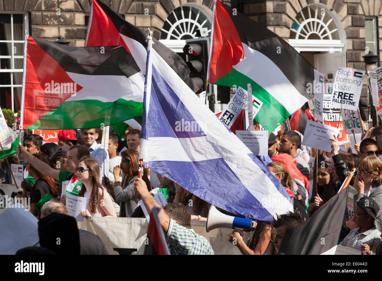 Pro-palästinensische Demonstranten marschieren durch die Altstadt von Edinburgh, Schottland, UK. 9. August 2014 Stockfoto