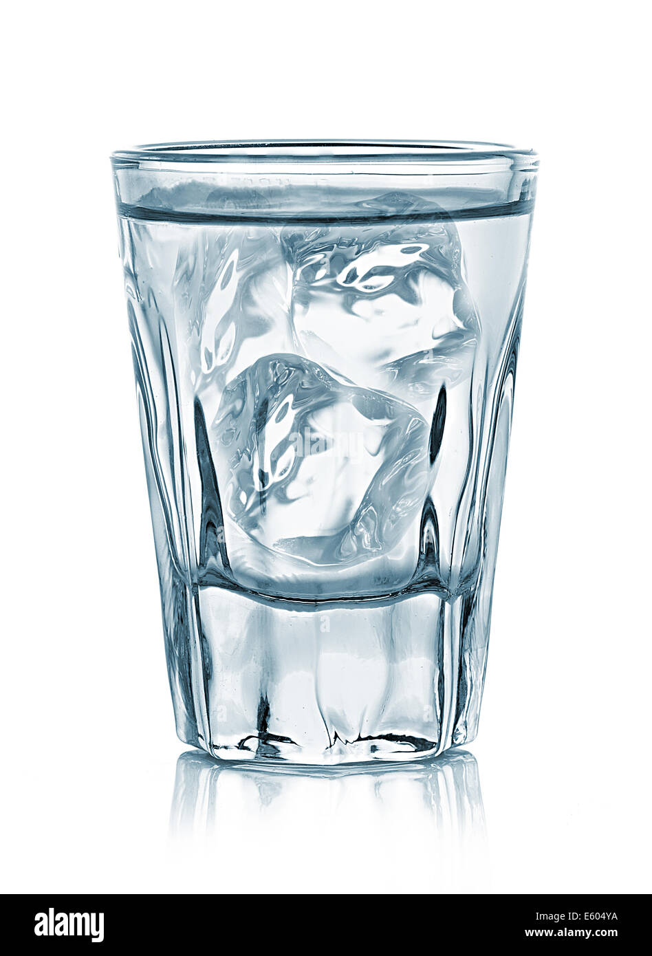 Glas Wodka isoliert auf weißem Hintergrund Stockfoto