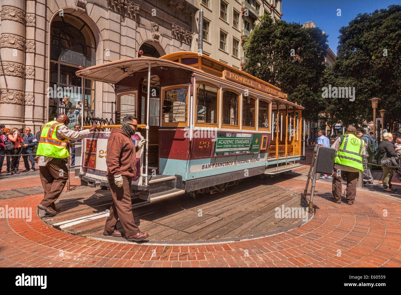 San Francisco Cable Car eingeschaltet wird Drehscheibe im Powell Street, bereit für die hin-und Rückfahrt, wie Touristen aussehen auf. Stockfoto
