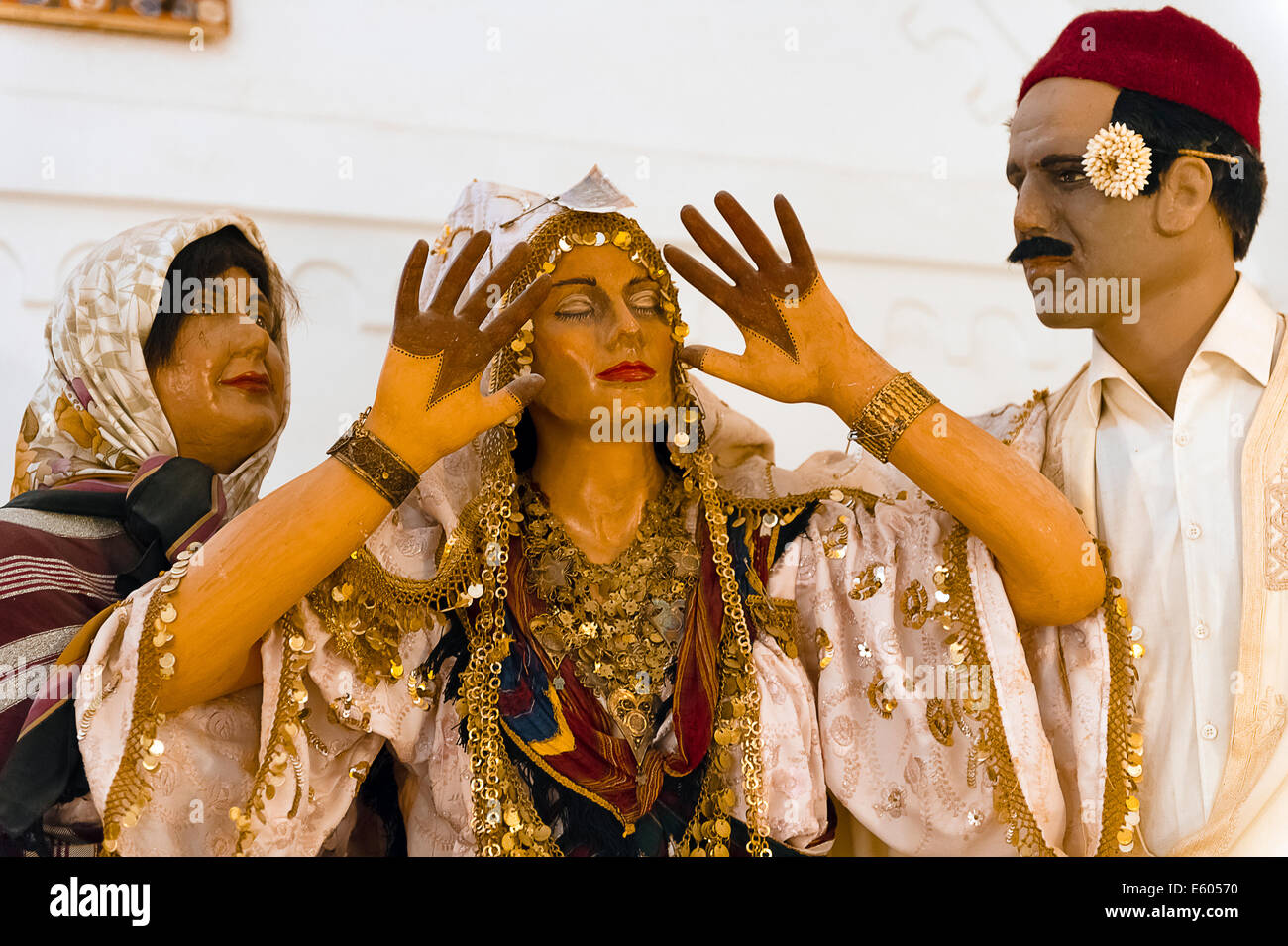 Afrika, Nordafrika, Maghreb, Süd-Tunesien, Djerba Insel. Guellala. Museum. Traditionelle Berber Frau Kostüm an Puppe Stockfoto