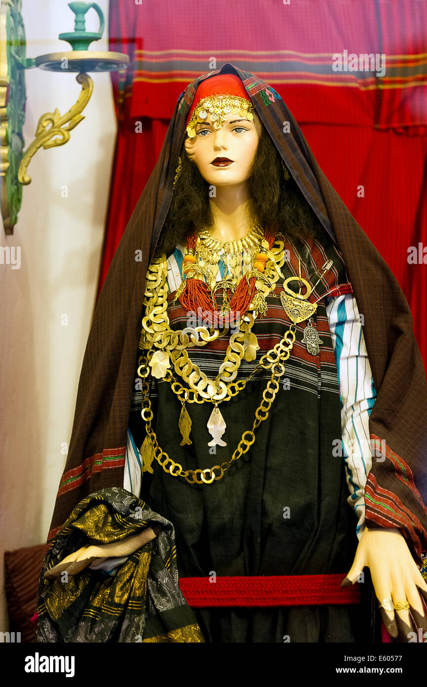 Afrika, Nordafrika, Maghreb, Süd-Tunesien, Djerba Insel. Guellala. Museum. Traditionelle Berber Frau Kostüm an Puppe Stockfoto