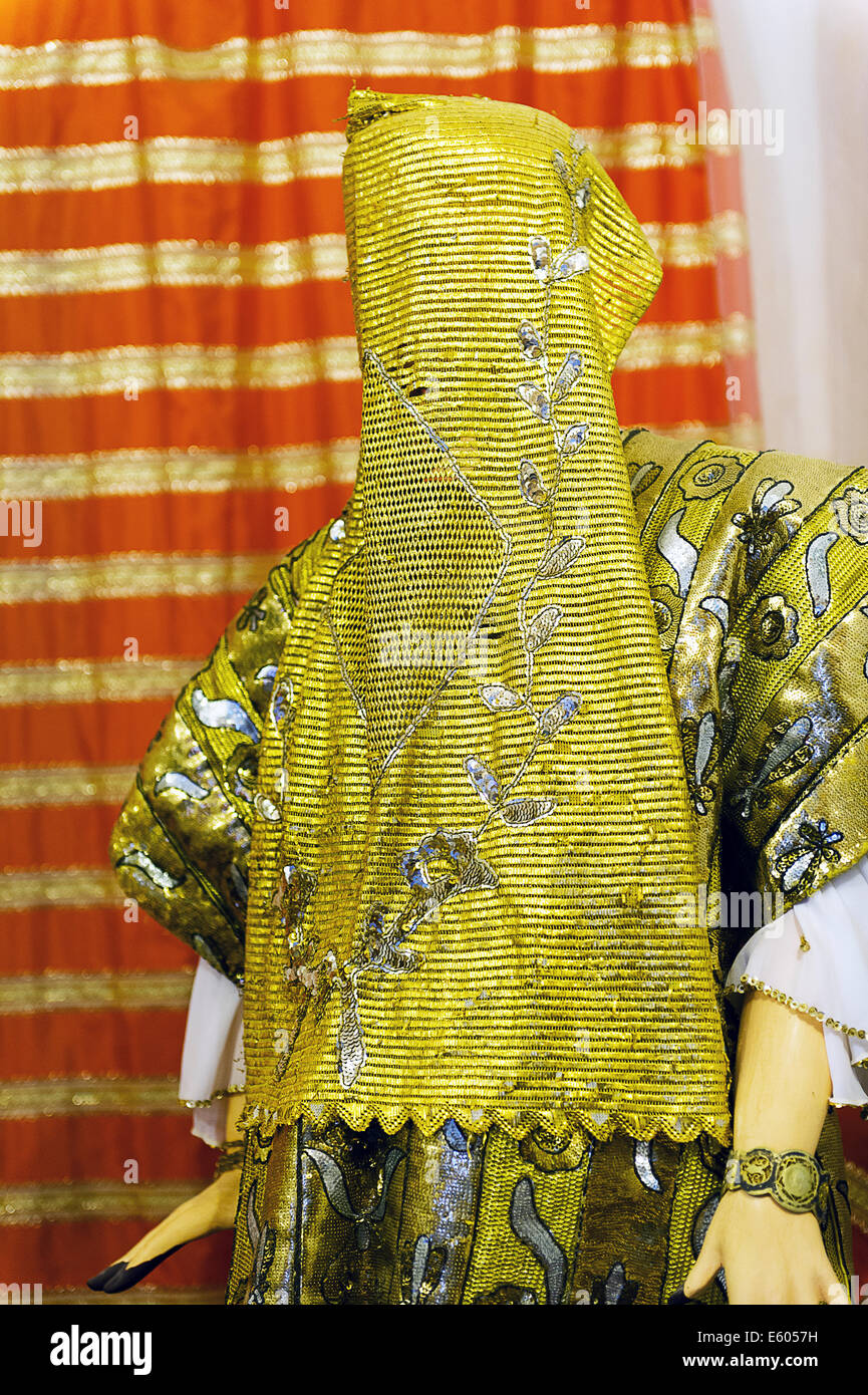 Afrika, Nordafrika, Maghreb, Süd-Tunesien, Djerba Insel. Guellala. Museum. Traditionelle Berber Frau Kostüm auf Mannequin. Stockfoto