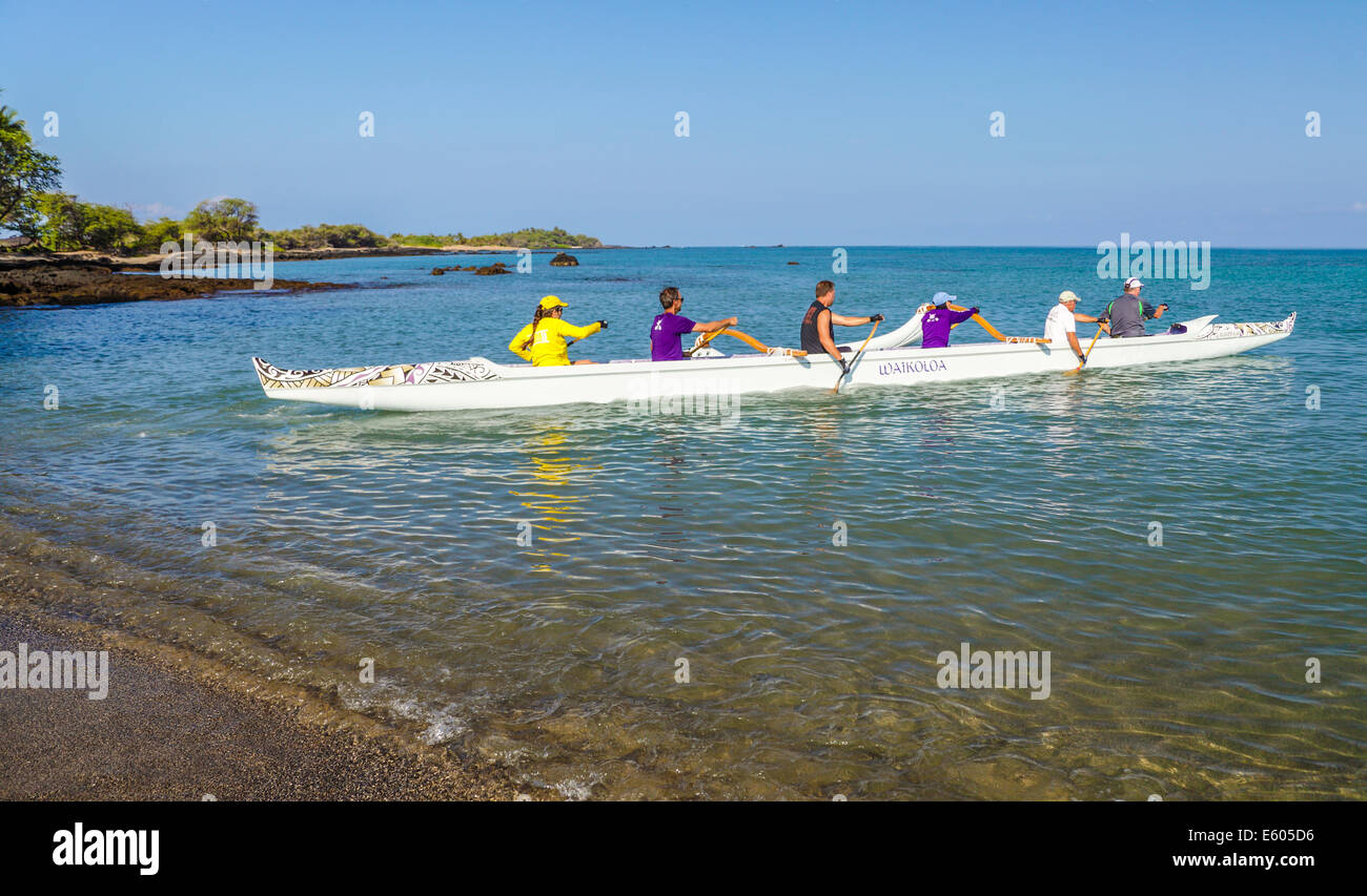 Paddler in Ausleger-Kanu in Anaehoomalu Bay auf der Big Island von Hawaii Stockfoto