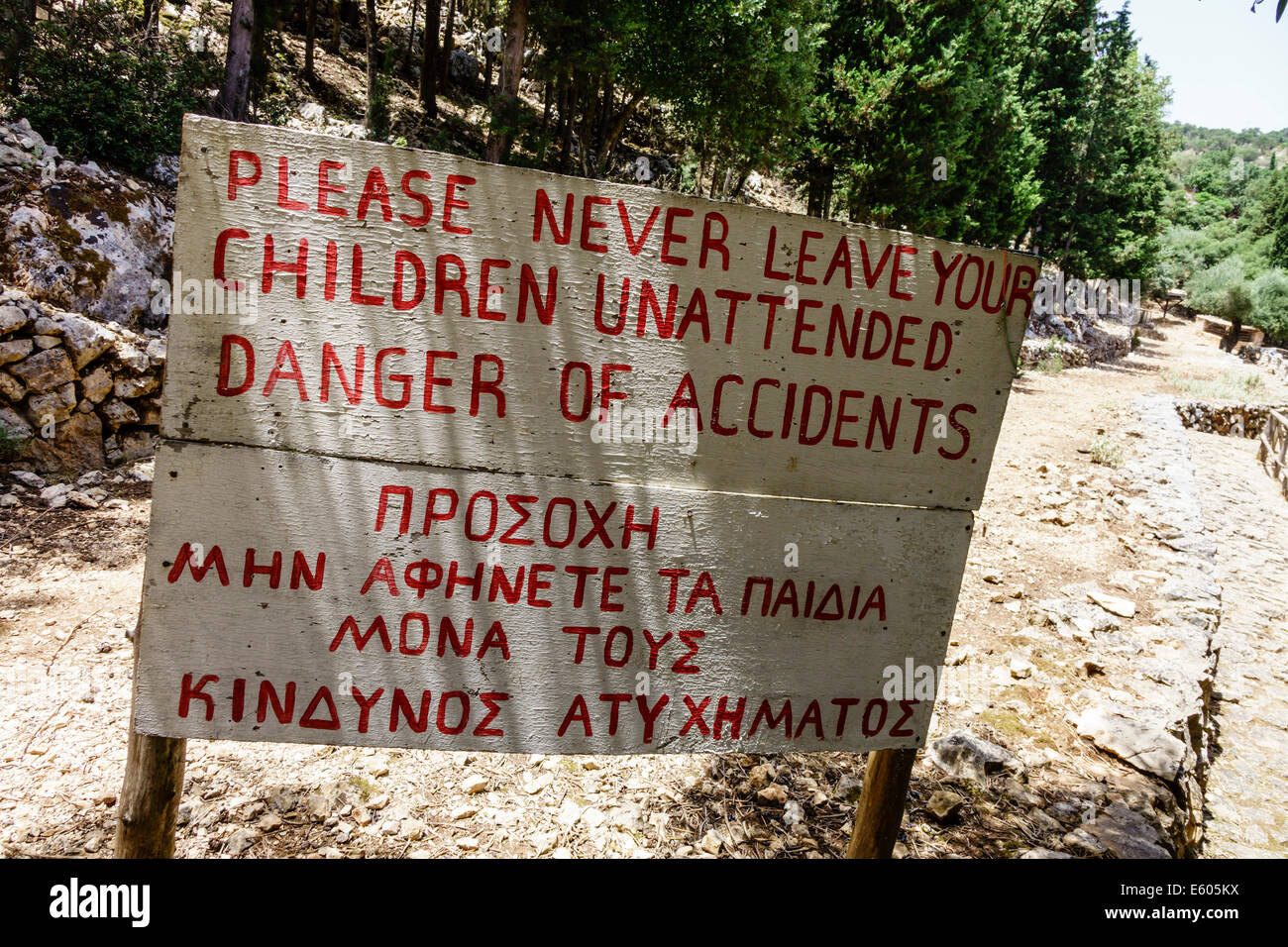 Zakynthos, Griechenland - Askos Stone Park, Streichelzoo und Gärten. Warnung über unbegleitete Kinder. Stockfoto