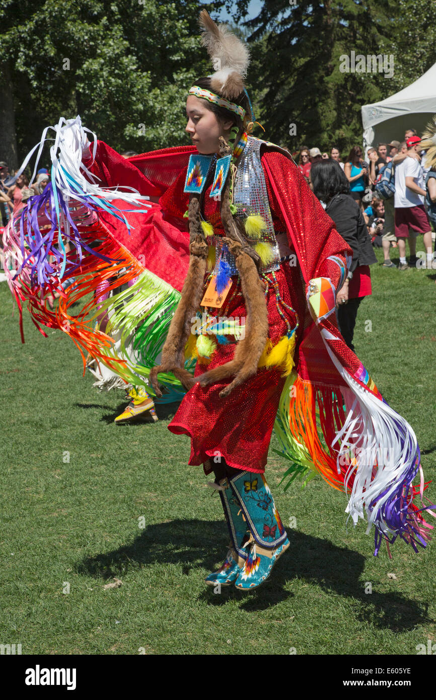 Frau tanzt bei First Nations Powwow am Canada Day Stockfoto