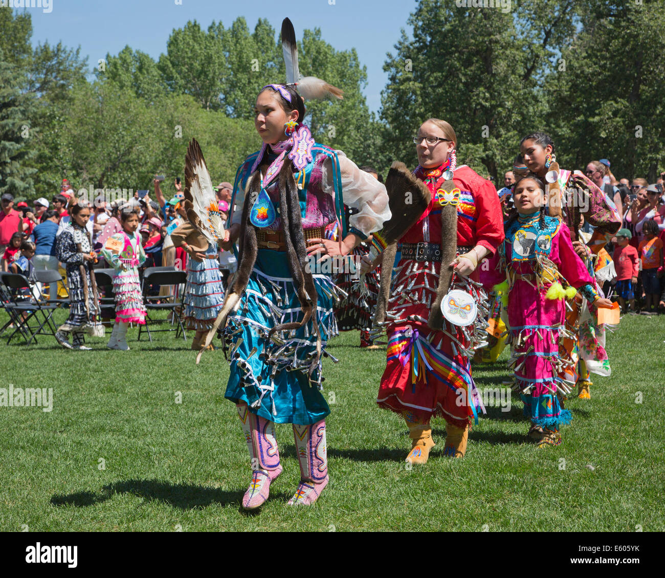 Einheimische Tänzer in traditioneller Kleidung beim First Nations Powwow zur Feier des Canada Day im Stadtpark Stockfoto