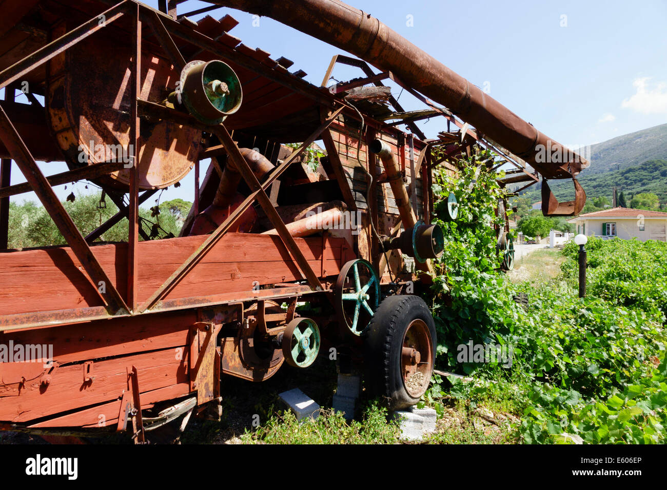 Zakynthos, Griechenland - Privatmuseum des ländlichen Lebens in Pigadakia. Harvester Altmaschine in Reben bedeckt. Stockfoto