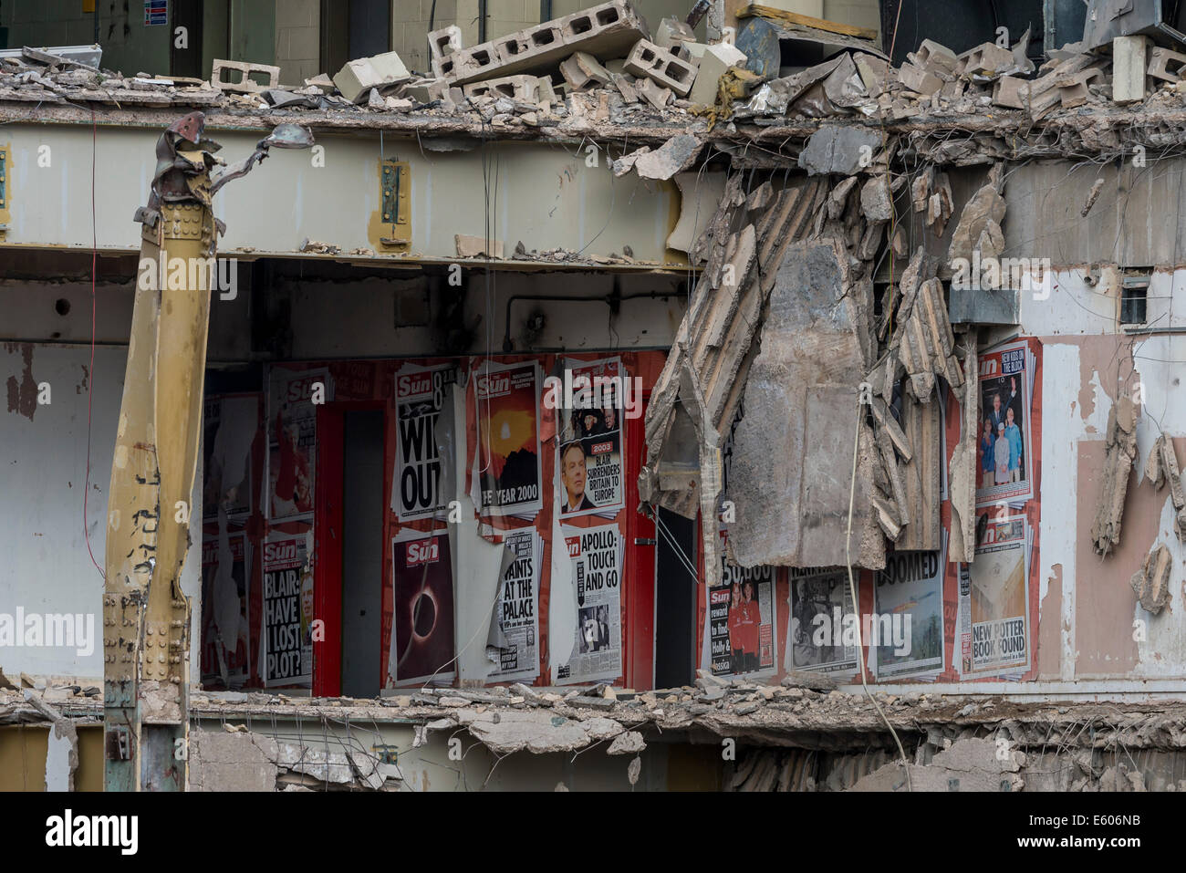 Der ehemalige Sitz von News International in Wapping London enthüllt Tapete mit The Sun Schlagzeilen auf abgerissen Stockfoto