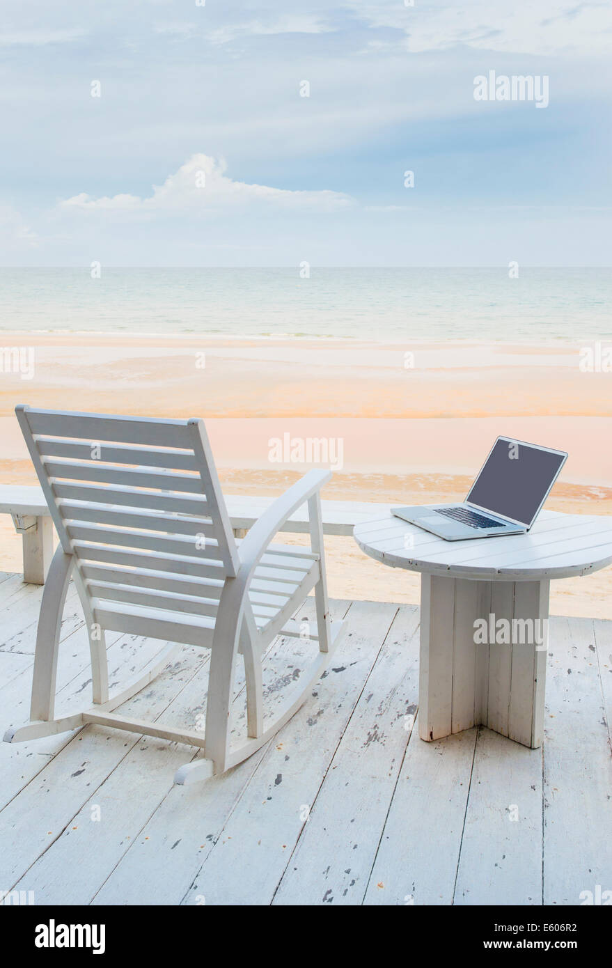 Laptop am Strand Stockfoto