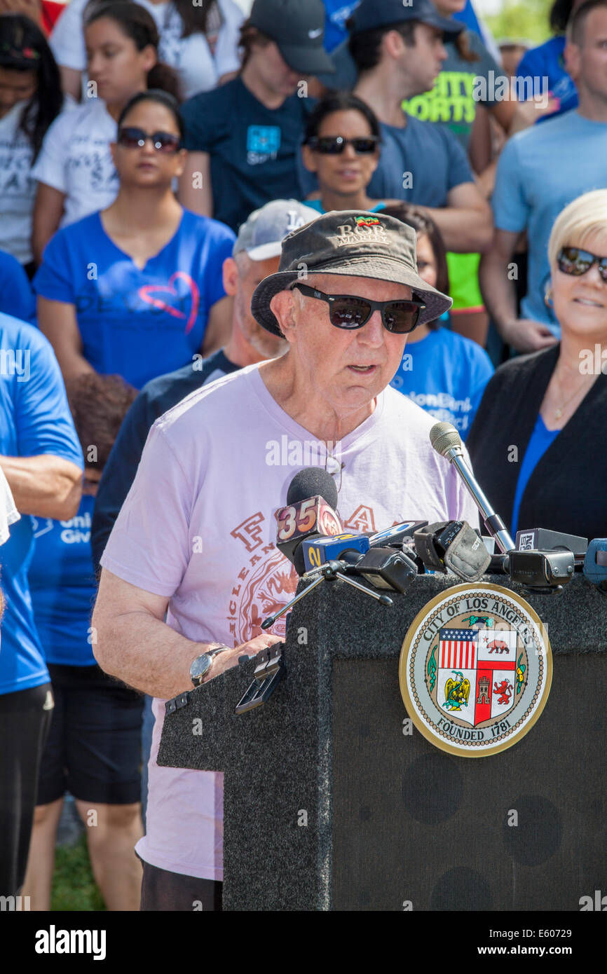 Los Angeles, USA. 9. August 2014. Lewis McAdams, Gründer von Freunden des Flusses LA (FoLAR). LA Mayor Eric Garcetti und Anaheim Bürgermeister Regeln Wette über LA Kings und die Anaheim Ducks. Anaheim Bürgermeister Tom Tait die Wette verloren, und die beiden Bürgermeister verbrachte zwei Stunden Reinigung LA flussaufwärts entlang der Elysian Tal. Moor Park, Los Angeles, Kalifornien, USA. 9. August 2014 Stockfoto