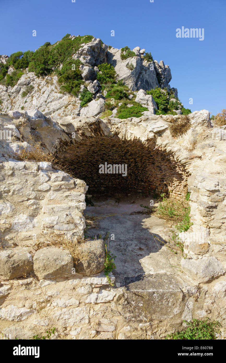 Zakynthos, Griechenland - das Kloster St Dyonisos am Berg Skopos, Vassiliki Halbinsel. Alte steinerne Brotofen. Stockfoto