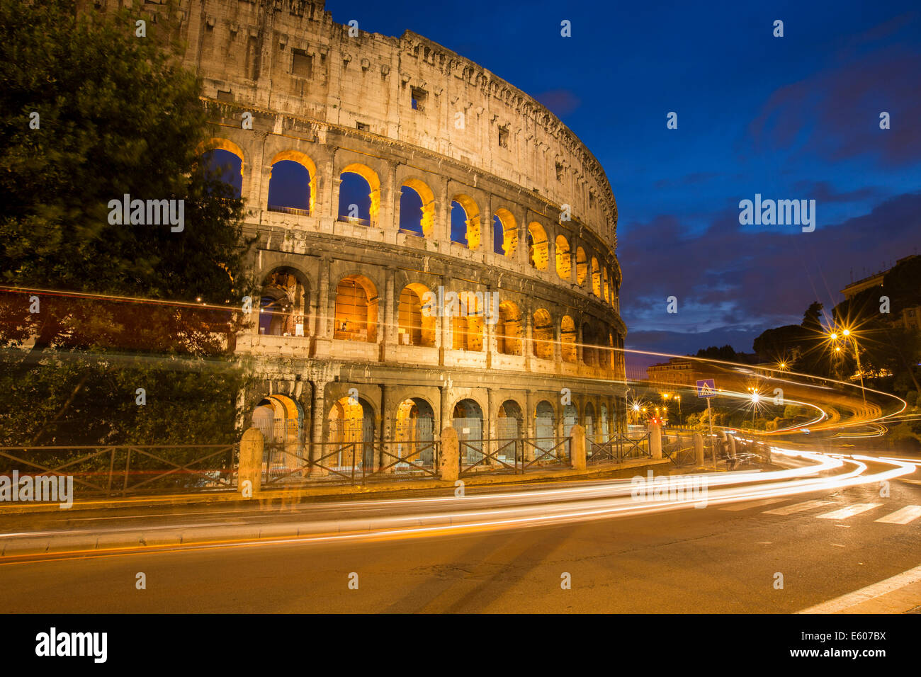 Roma - Amphitheater Flavian Kolosseum. Antike Arena-blaue Stunde Stockfoto