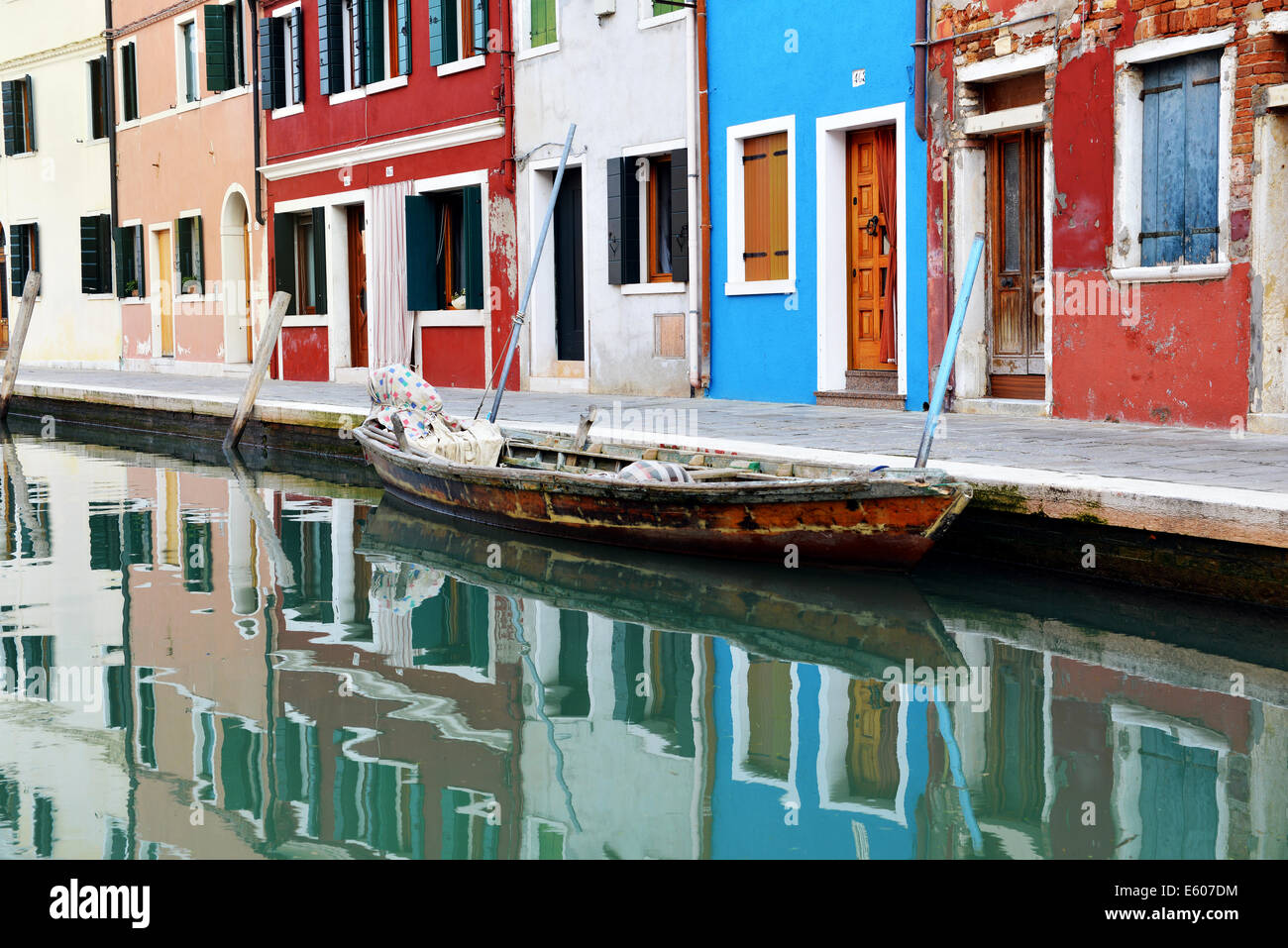 Boot vor Anker aus ein paar bunten Häusern in Burano Stockfoto