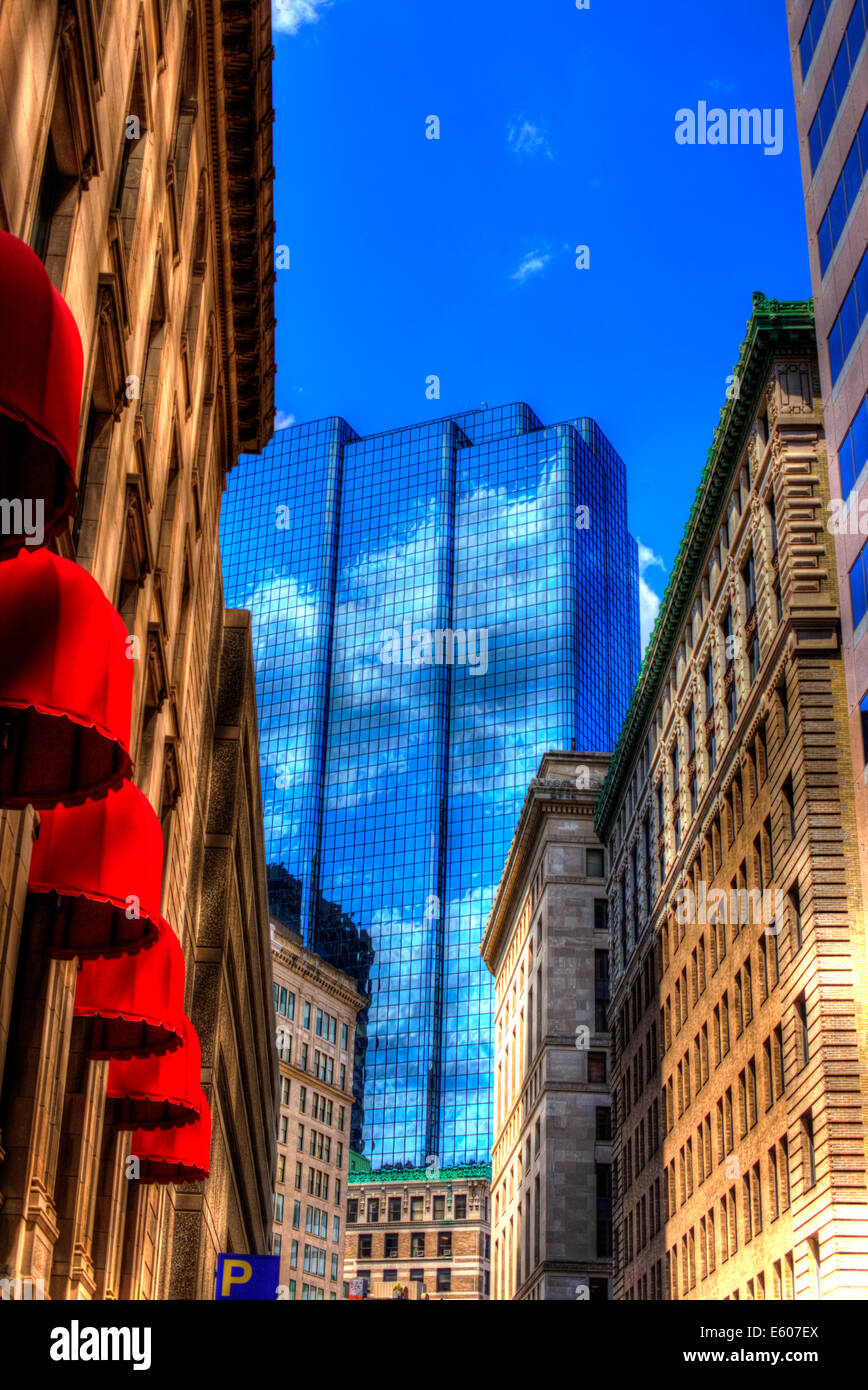 Dies ist ein Foto von der Glasbau in unten Stadt Boston mit den Wolken spiegeln sich in dem Glas genommen. Stockfoto