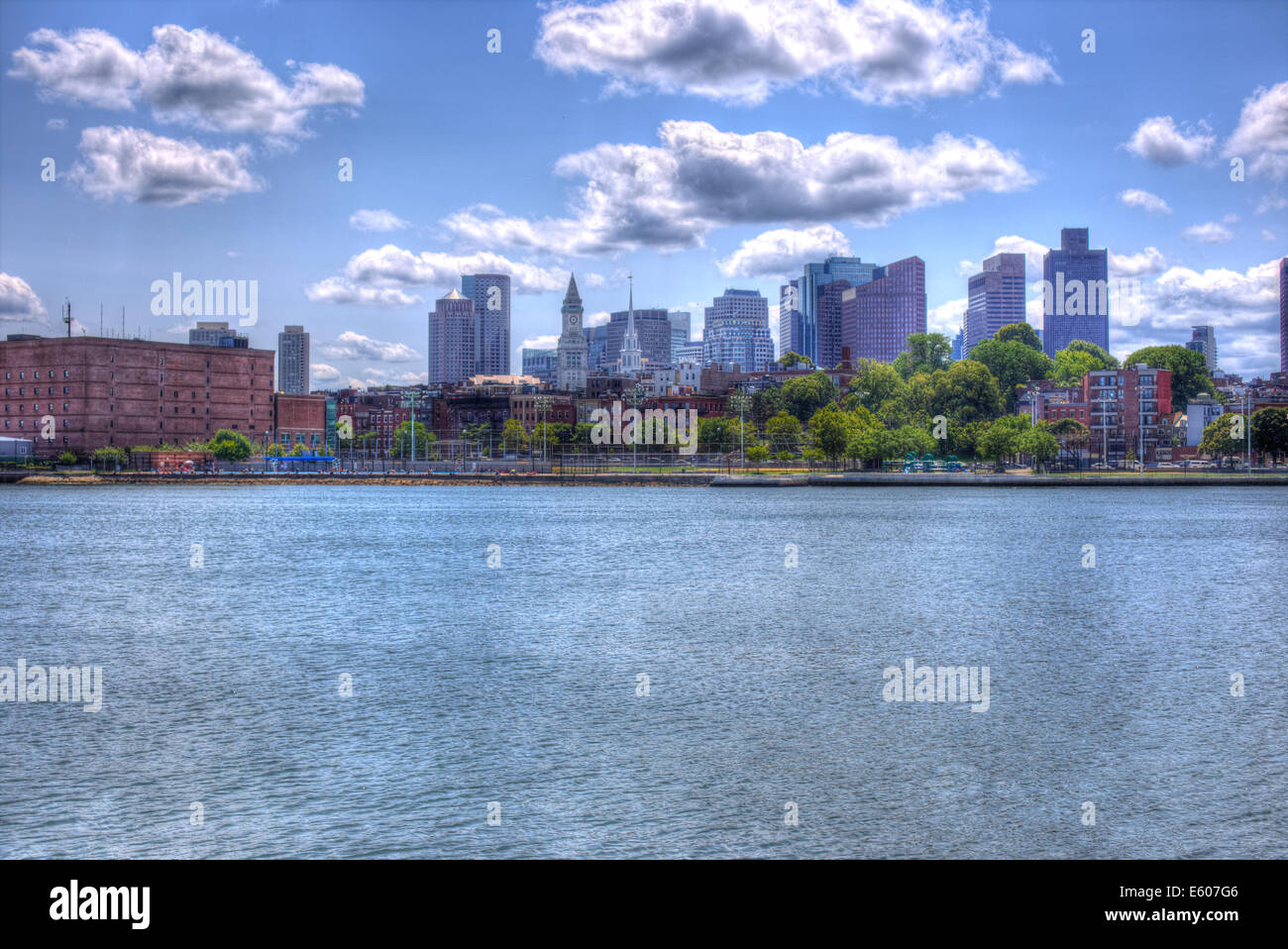 Ein Bild von der Boston City Scape aus dem Dock von der USS Constitution. Stockfoto