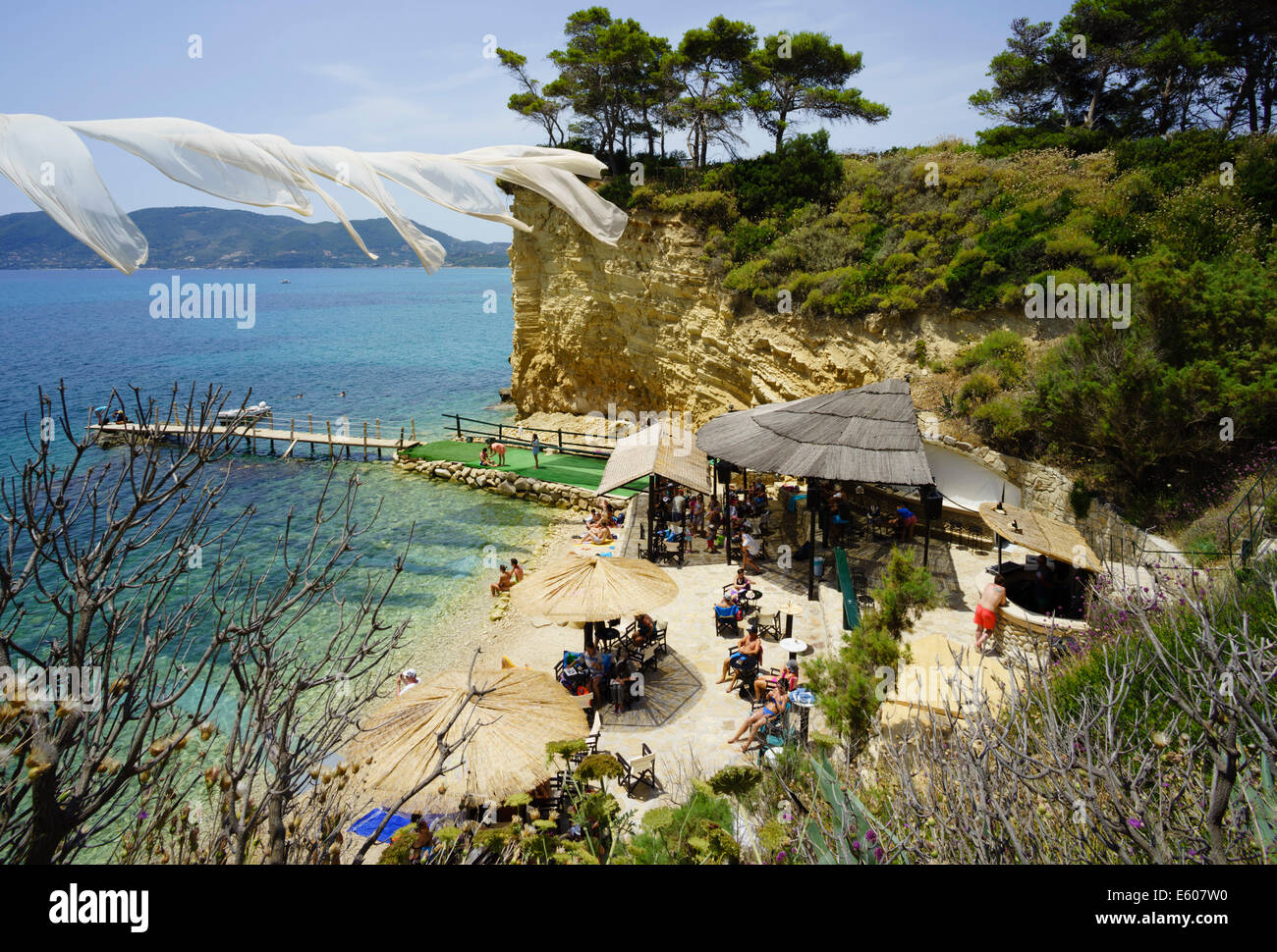 Zakynthos, Griechenland - Agios Sostis Resort mit eigenem Insel hosting Bar und Beach Music Club. Beach Club mit Tag und Nacht DJ Party Stockfoto