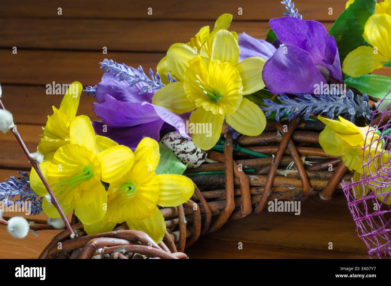 Oster-Deko mit künstlichen Blumen gemacht Stockfoto