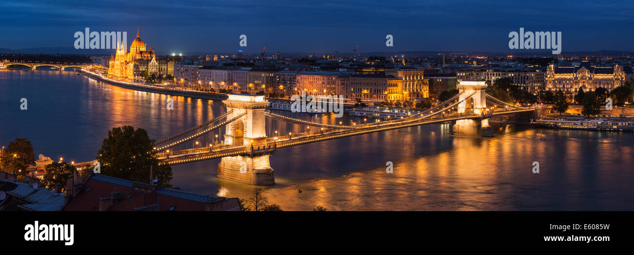 Széchenyi Lánchíd - Kettenbrücke und Donau in der Nacht, Budapest, Ungarn Stockfoto
