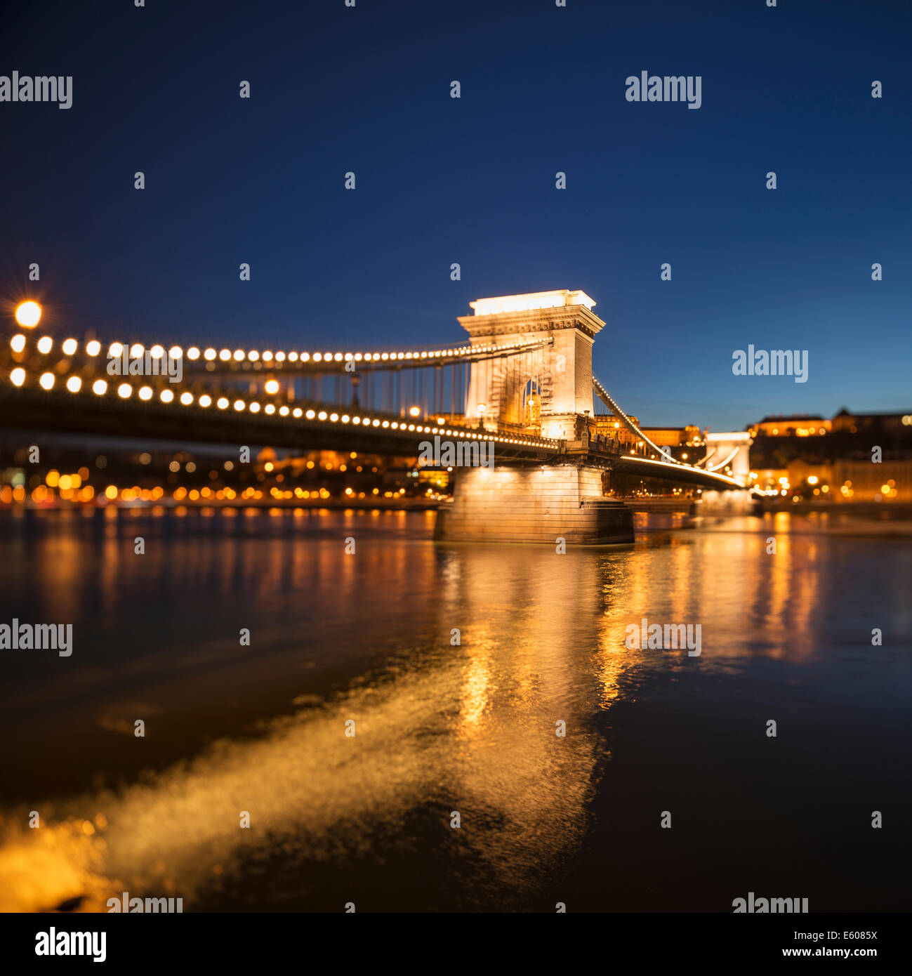 Széchenyi Lánchíd - Kettenbrücke und Donau in der Nacht, Budapest, Ungarn Stockfoto