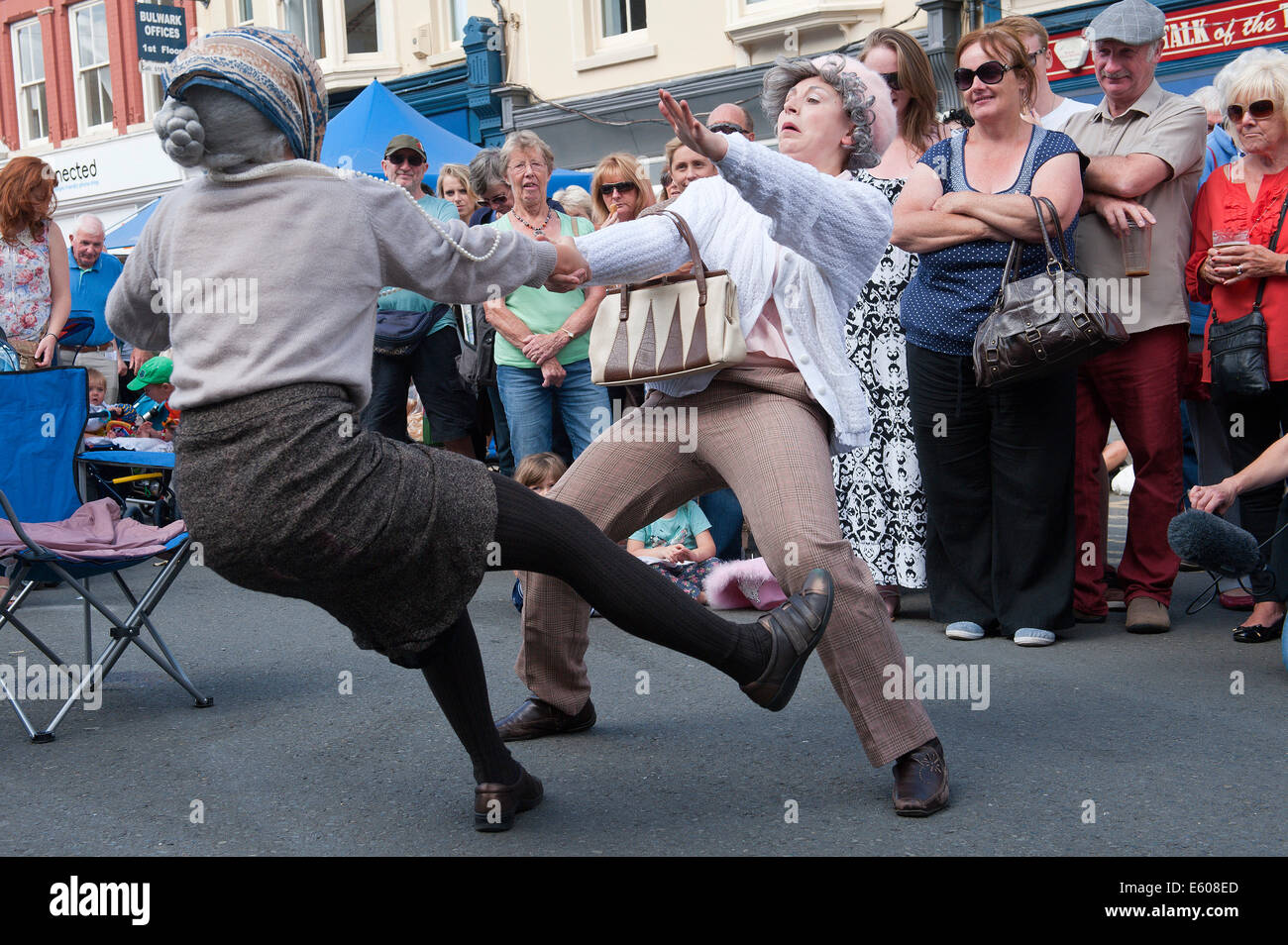 Brecon, Powys, Wales, UK. 9. August 2014. Die zwei Bessies unterhalten die Massen auf dem 30. Brecon Jazz Festival. Bildnachweis: Graham M. Lawrence/Alamy Live-Nachrichten. Stockfoto