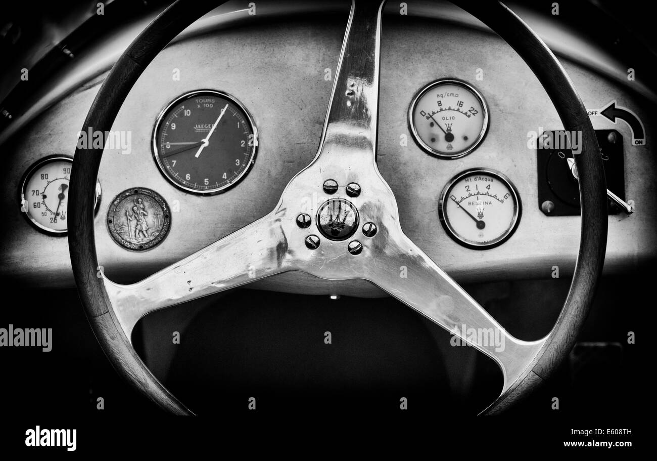1956 Maserati 250f Grand-Prix-Rennen Auto Lenkrad und Armaturenbrett. Schwarz / weiß Stockfoto