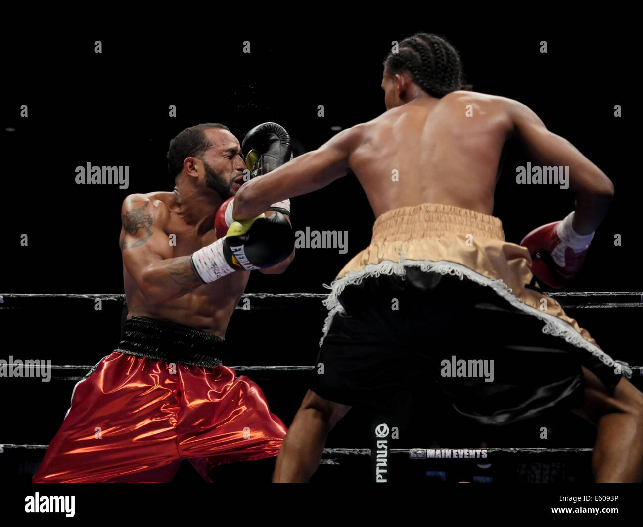 Bethlehem, Pennsylvania, USA. 9. August 2014. ISMAEL SERRANO (rote und schwarze Stämme) und JONATHAN WILLIAMS Schlacht in einem leichten Kampf im Weltergewicht im Sands Event Center im Sands Casino in Bethlehem, Pennsylvania. © Joel Plummer/ZUMA Draht/Alamy Live-Nachrichten Stockfoto