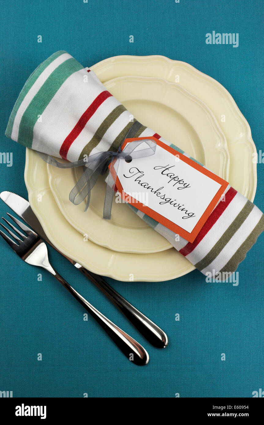 Moderne Thanksgiving Esstisch Gedeck auf Aqua Blaue Tischdecke und Streifen Serviette vertikal. Stockfoto