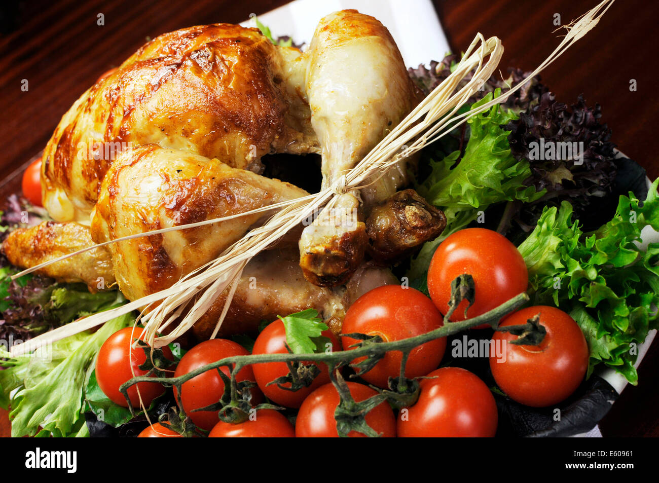 Platte mit leckeren Truthahn Huhn mit Salat und rote Tomaten am Rebstock. Stockfoto