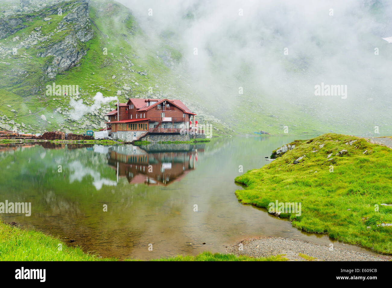 Balea Lac im Sommer. Berühmte touristische Destination in Rumänien Stockfoto