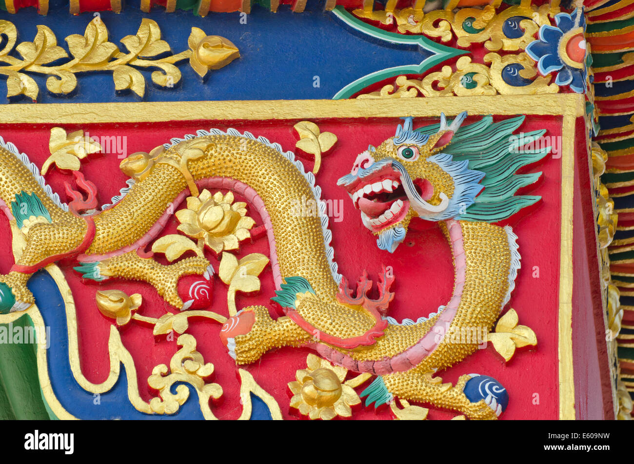 asiatischen buddhistischen Tempel ornamental verzierten Drachen an Wand Stockfoto
