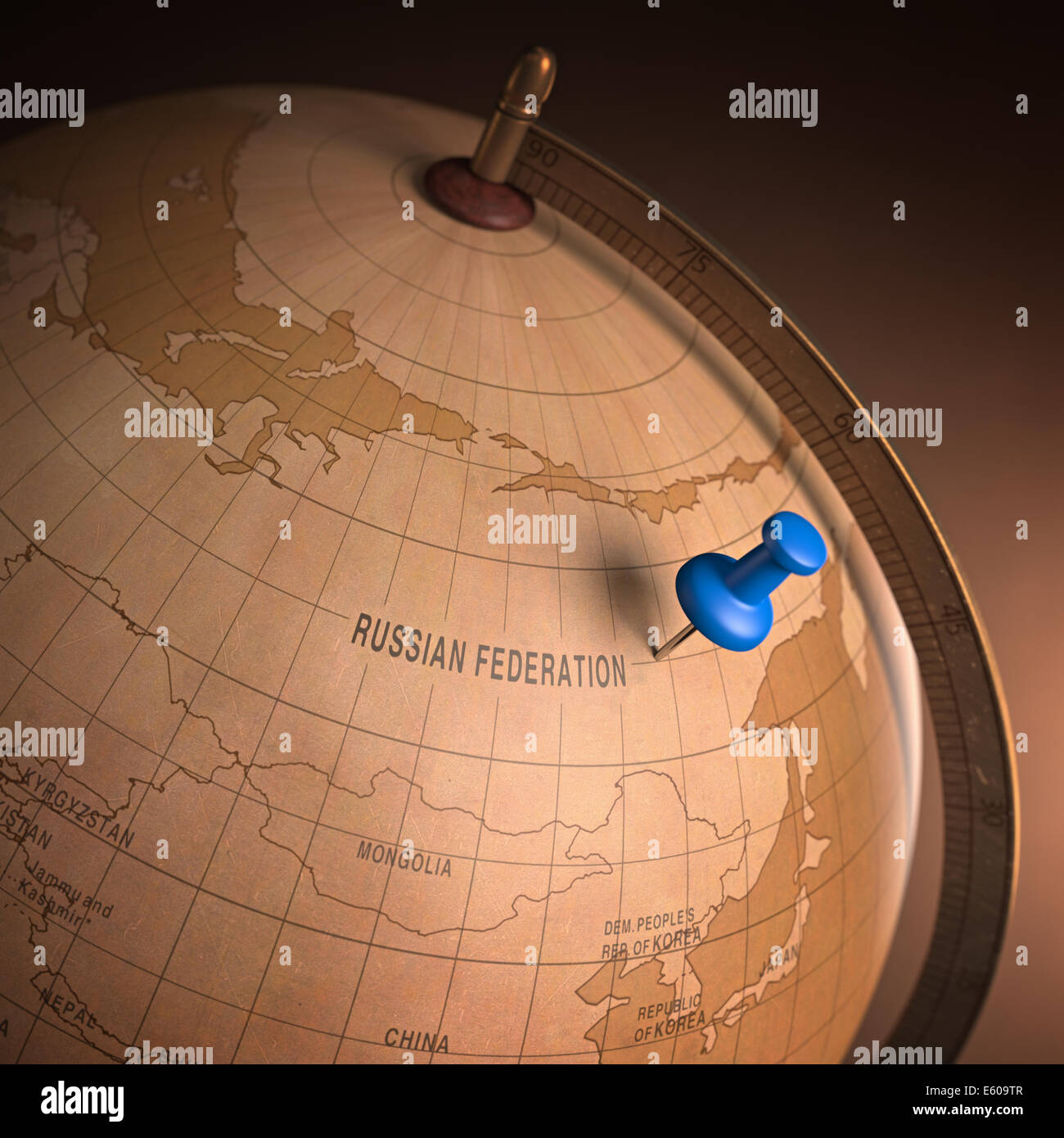 Antiker Globus mit dem Rußland durch den Stift markiert. Clipping-Pfad enthalten. Stockfoto