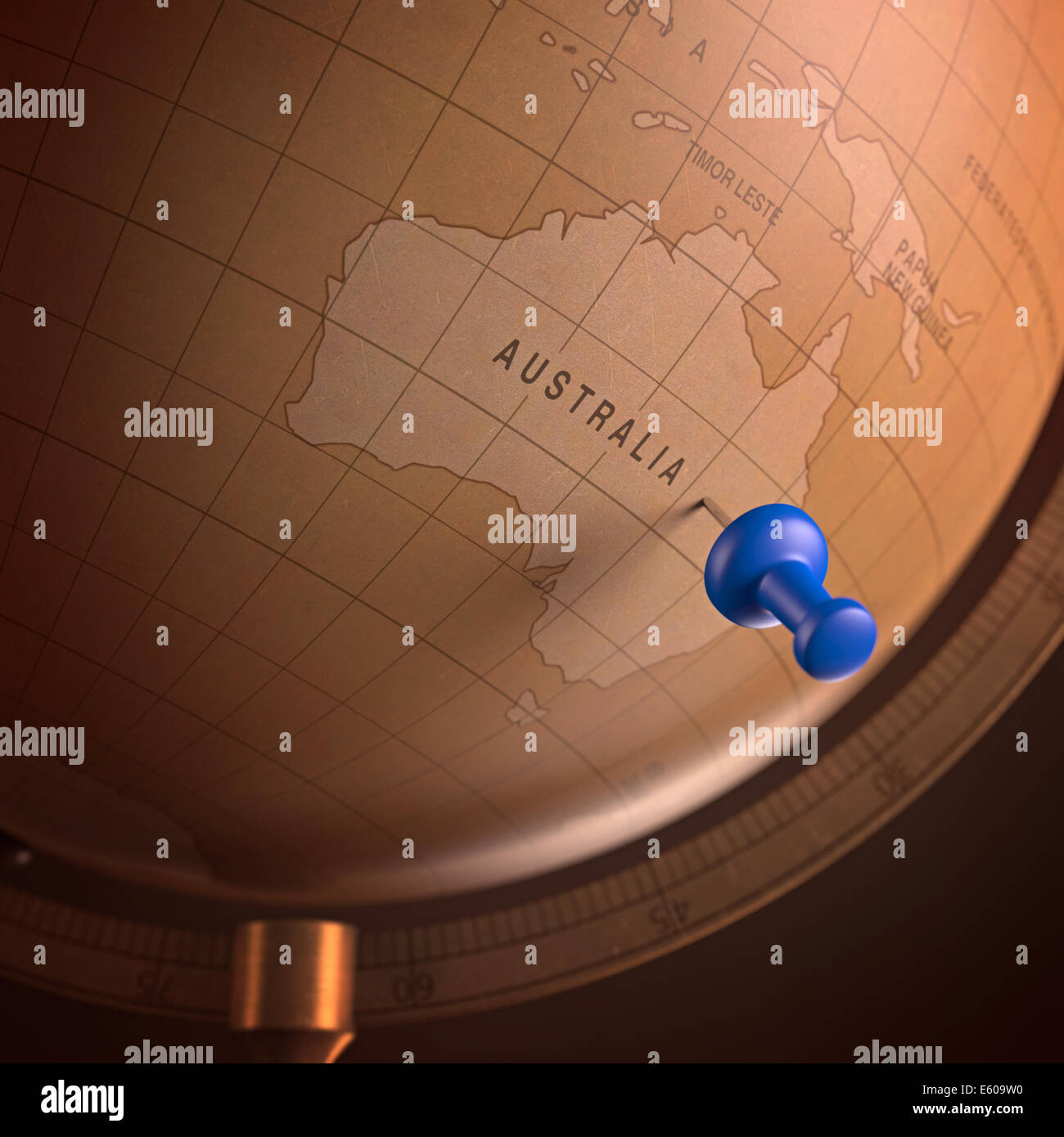 Antiker Globus mit der Australien durch den Stift markiert. Clipping-Pfad enthalten. Stockfoto