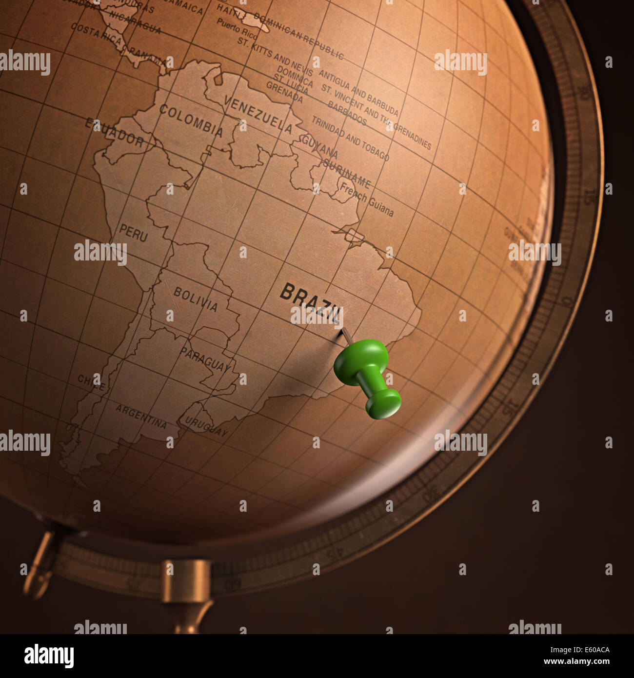 Antiker Globus mit der Brasilien durch den Stift markiert. Clipping-Pfad enthalten. Stockfoto